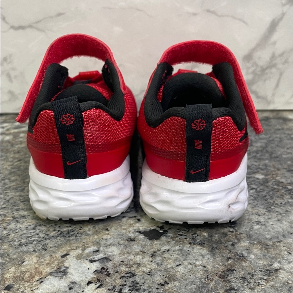REVOLUTION 6 PS 'UNIVERSITY RED Size 9.5 - Picture 2 of 6